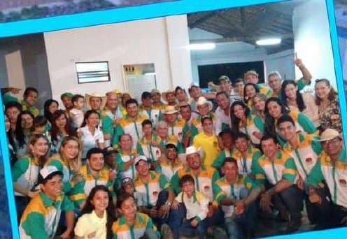 Grupo grande de amigos com camisas verdes e amarelas de cavalgada