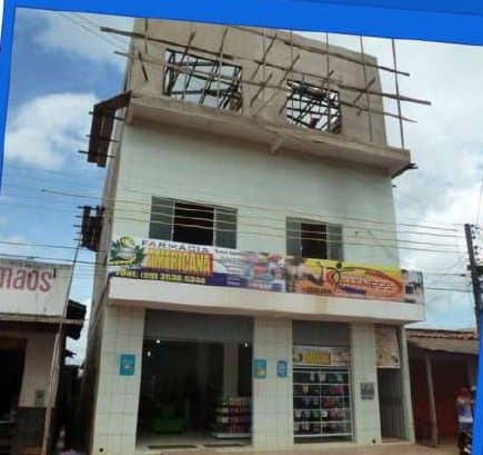 Prédio comercial em construção, com lojas no térreo