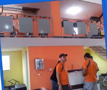 Kell e equipe organizando o interior de uma loja