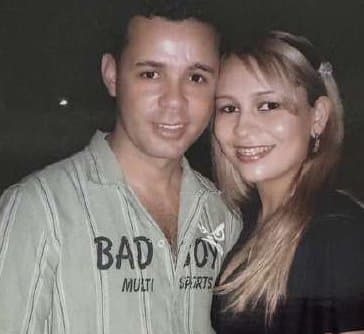 Kell e a esposa sorrindo, lado a lado