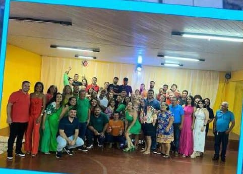 Grande grupo familiar reunido em um salão de festas