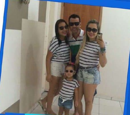 Kell, a esposa e as filhas com camisetas listradas iguais