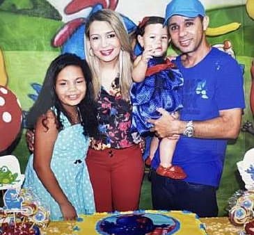 Kell, a esposa e as filhas em uma festa de aniversário infantil