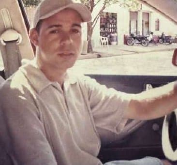 Kell jovem, de boné, dirigindo um carro em Jacundá