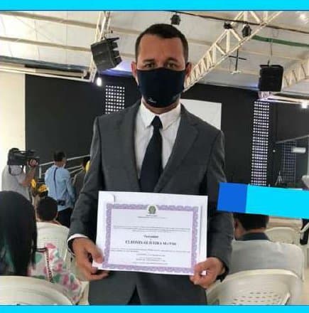 Kell de máscara segurando o diploma de vereador em 2020