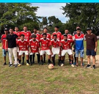 Kell com um time de futebol de uniforme vermelho em um campo