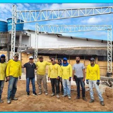 Kell com trabalhadores em frente à estrutura metálica de uma obra de lazer