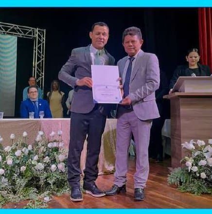 Kell recebendo o diploma de vereador reeleito em 2024