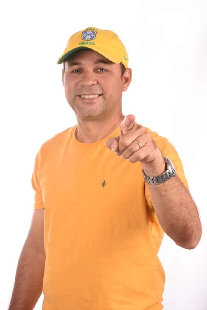 Vereador Kell sorrindo e apontando para quem está vendo