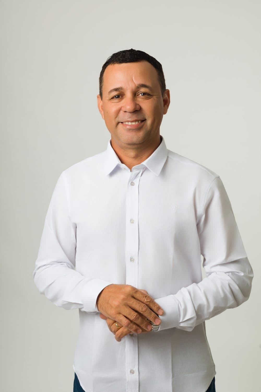 Vereador Kell sorrindo, de camisa social branca