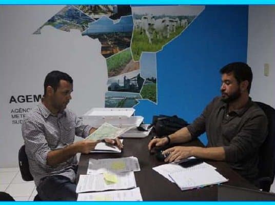 Kell em reunião de trabalho em um escritório da AGEM