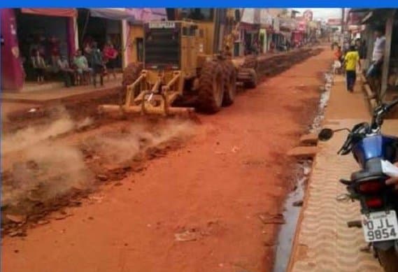 Máquinas trabalhando na Avenida São Sebastião ainda de terra, na Vila Ildemar