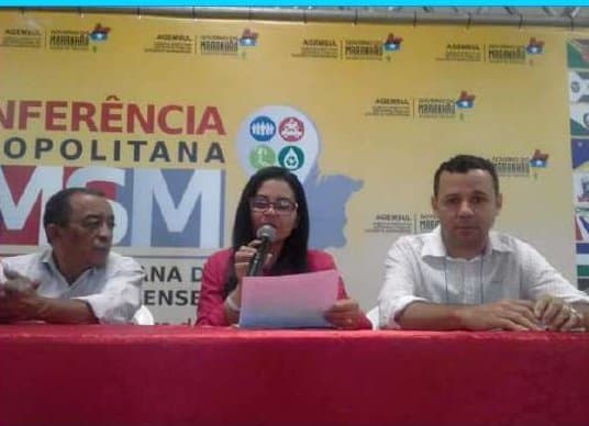 Kell sentado à mesa de uma conferência metropolitana