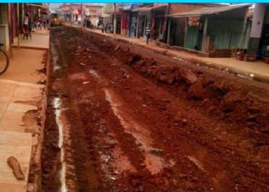 Rua de terra sendo preparada para pavimentação
